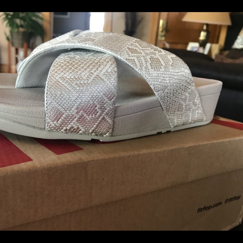 FitFlop size 9 Urban White snakeskin